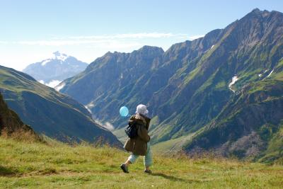 Tour du Mont-Blanc Famille, petite fille marchant avec son ballon