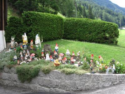 Randonnée famille, Blanche neige et les 1000 nains, village des Arlaches Valais Suisse