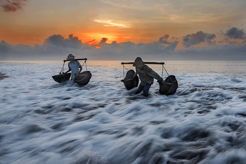 kusamba salt farmers at work